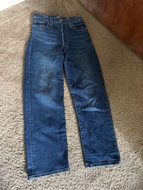 Levi's women's straight-leg jeans in dark blue denim